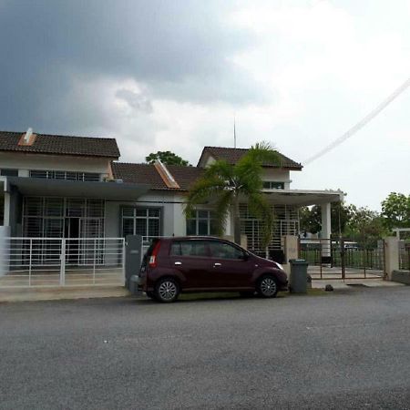 Lindanazri Homestay Mitc Melaka Buitenkant foto