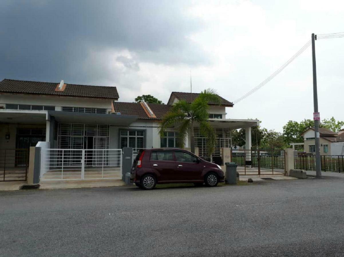 Lindanazri Homestay Mitc Melaka Buitenkant foto